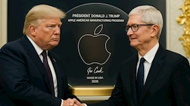 מנכ"ל אפל טים קוק ודונלד טראמפ ברקע המתנה שקיבל הנשיא, צילום: אילוסטרציה, AI